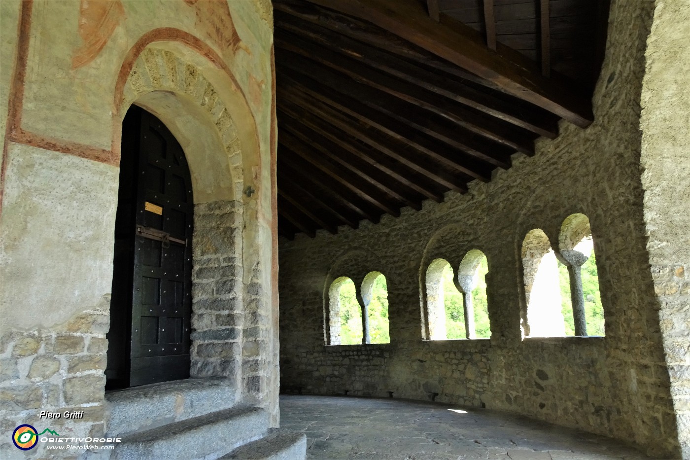 29 Pronao semicircolare d'iingresso alla basilica dell'Abbazia.JPG